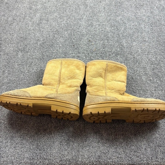 UGG Women’s Vintage Original Ultra Short Shearling lined Boots Tan size: 6 - Picture 4 of 10